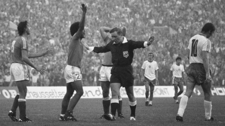 Quand Thierry Roland insultait l&rsquo;arbitre en direct