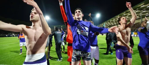 Les joueurs toulousains célèbrent le maintien avec leurs supporters.